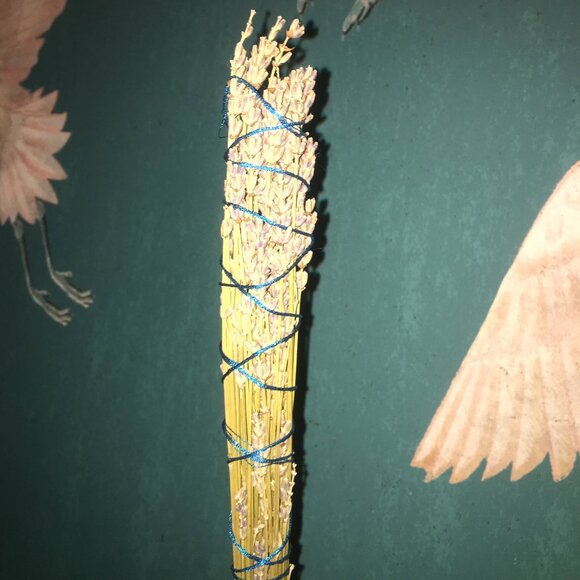 Handmade natural organic lavender smudge wand in large smoke cleansing decor - Picture 2 of 3